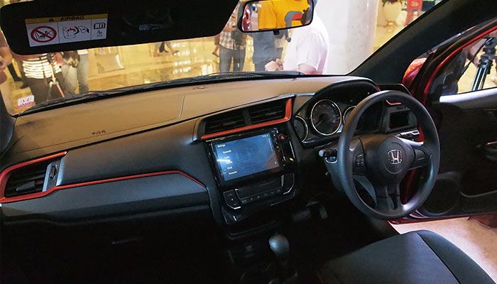 Ada aksen oranye di dasbor New Honda Mobilio RS, jadi salah satu penyegaran di interior