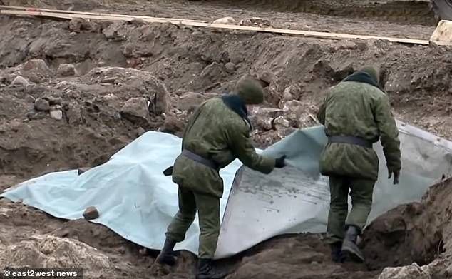 Anggota tim penggalian di Brest, Belarus, yang dekat dengan perbatasan Polandia.