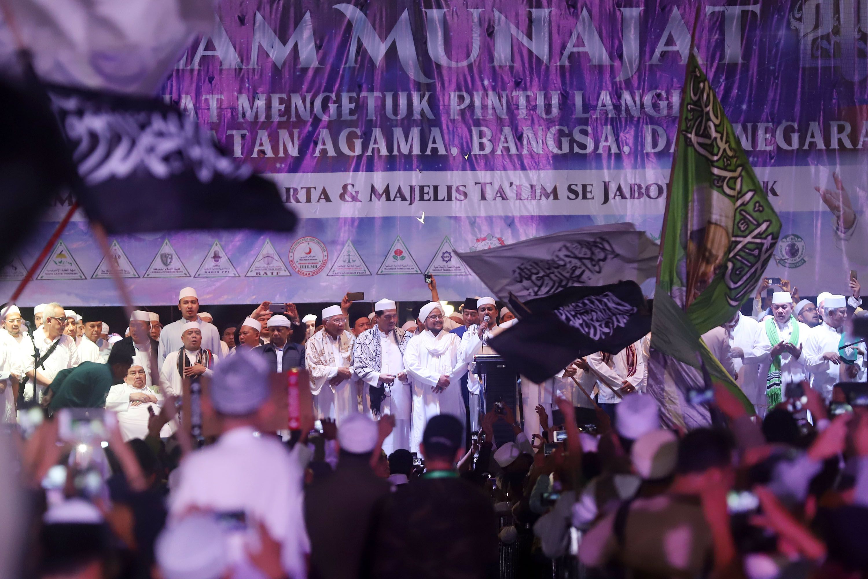 Jemaah Munajat 212 saat melaksanakan kegiatan sholawat dan dzikir nasional Aksi Malam Munajat 212 di Monas, Jakarta Pusat, Kamis (21/2/2019). Kegiatan Munajat 212 dan zikir bersama tersebut bertujuan untuk mempererat persatuan semua elemen bangsa Indonesia. (Tribunnews/Jeprima)
