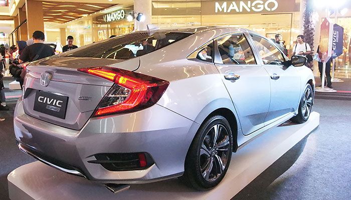 Aksen krom nggak hanya ada di bagian depan New Honda Civic 1.5L Turbo saja, bawah bumper belakang juga ada