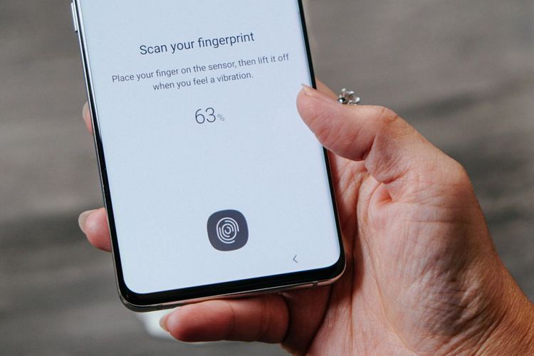 Galaxy S10 dan Galaxy S10 Plus juga dibekali in-display fingerprint scanner.