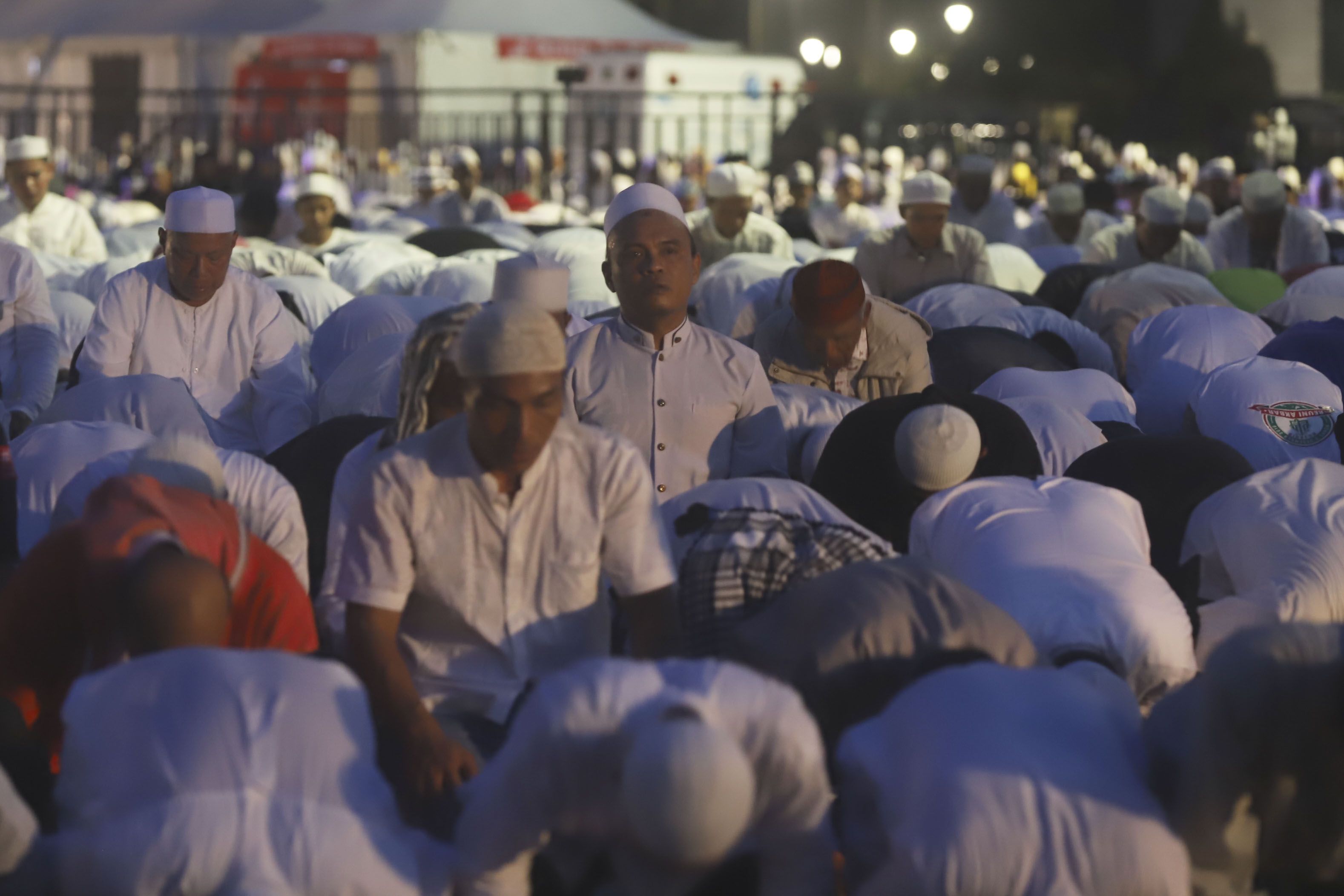 Jemaah Munajat 212 saat melaksanakan Salat Magrib di Monas, Jakarta Pusat, Kamis (21/2/2019). Kegiatan Munajat 212 dan zikir bersama tersebut bertujuan untuk mempererat persatuan semua elemen bangsa Indonesia. (Tribunnews/Jeprima)