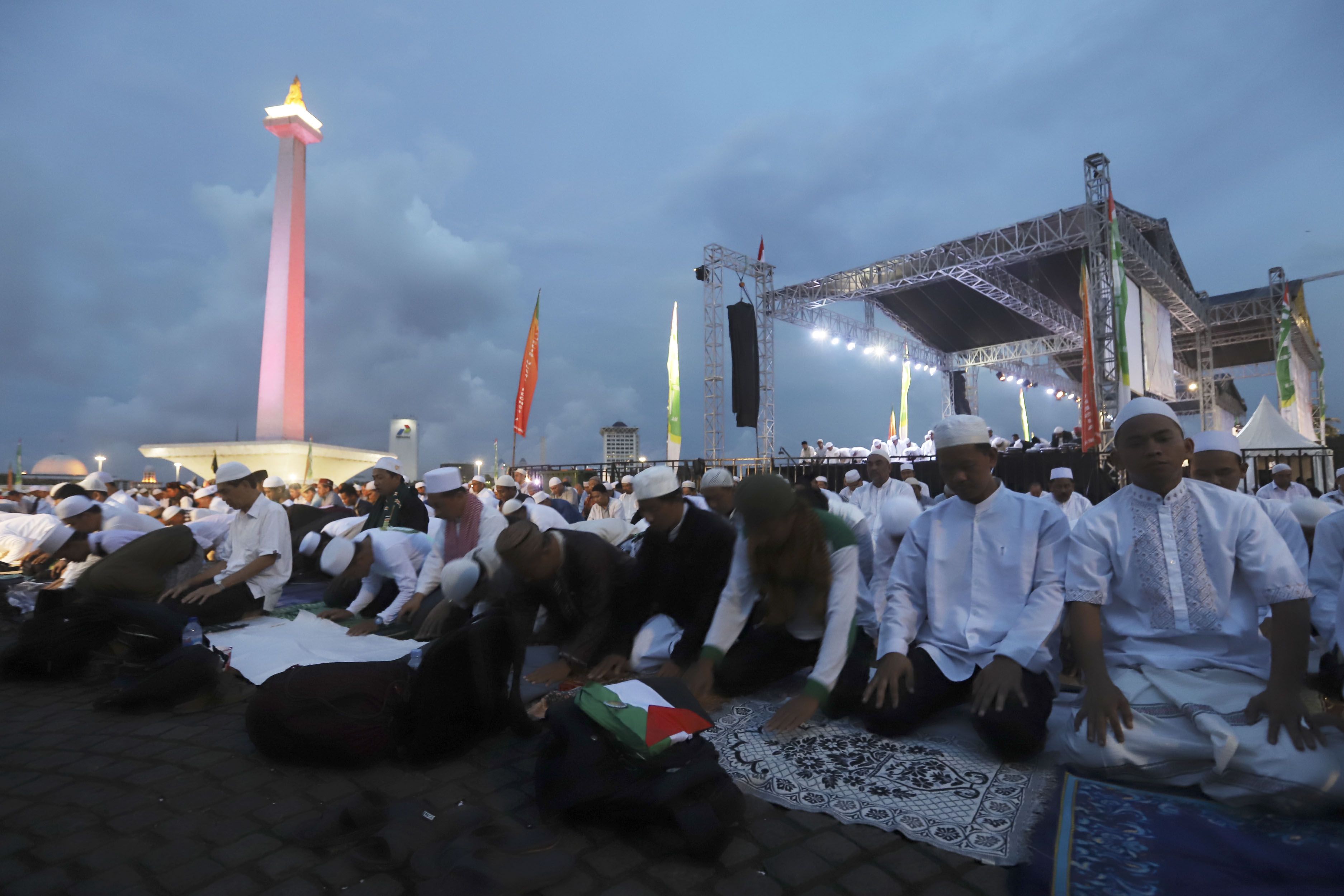 Jemaah Munajat 212 saat melaksanakan Salat Magrib di Monas, Jakarta Pusat, Kamis (21/2/2019). Kegiatan Munajat 212 dan zikir bersama tersebut bertujuan untuk mempererat persatuan semua elemen bangsa Indonesia. (Tribunnews/Jeprima)