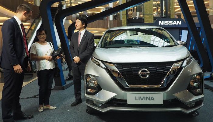 Pemesan pertama All New Nissan Livina bersama bos Nissan 