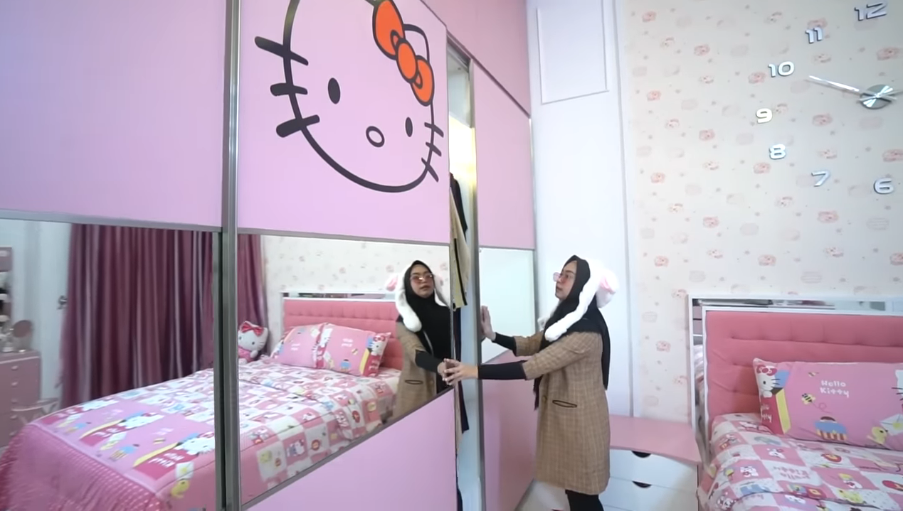 Ria Ricis Jadi Salah Satu Youtuber Terkaya Dengan Penghasilan Hampir 17 Miliar Tilik Kamar Tidurnya Yang Serba Hello Kitty Semua Halaman Idea