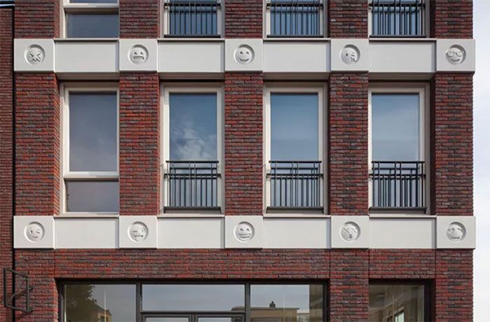 Tampilan fasad bangunan yang penuh dengan emoji
