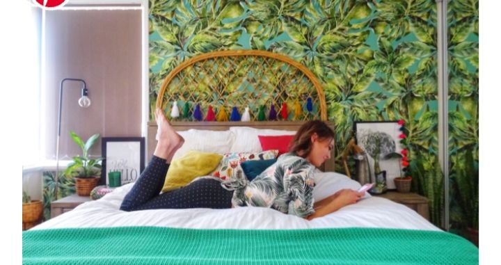 Kamar tidur ini menjadi lebih bergaya boho dengan menggunakan wallpaper daun di dinding