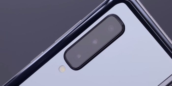 Kamera Galaxy Fold ada enam: tiga  kamera belakang, dua kamera depan, dan satu kamera cover.