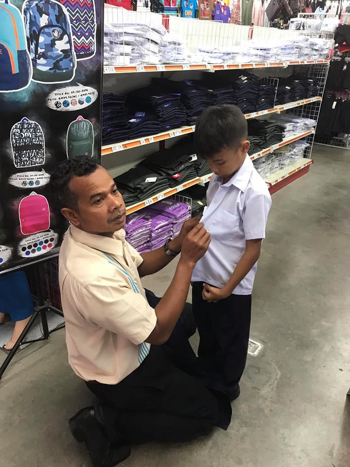 Zain membelikan seragam baru untuk murid