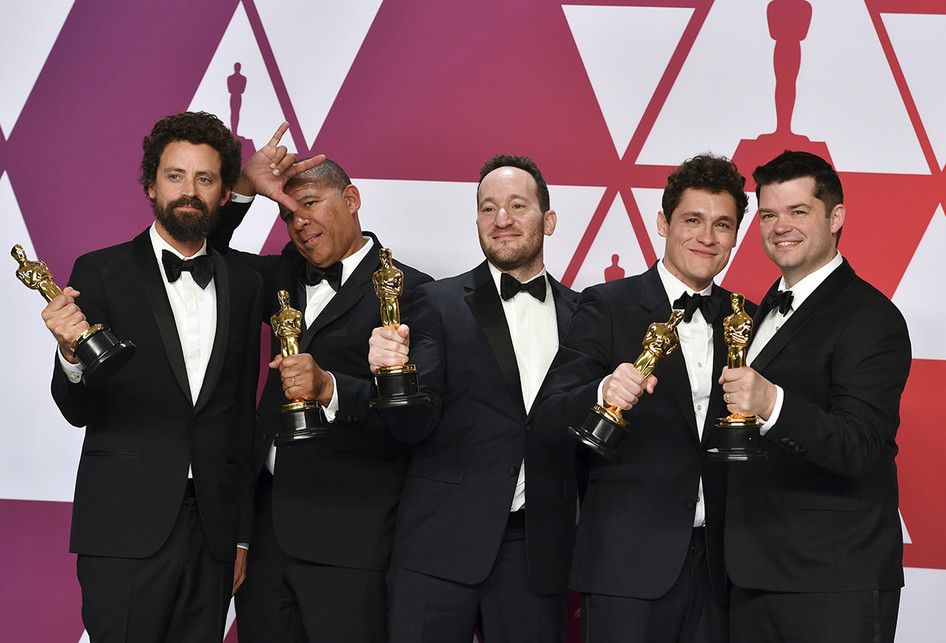 Bob Persichetti, Peter Ramsey, Rodney Rothman, Phil Lord and Christopher Miller (kiri ke kanan) berpose dengan piala penghargaan Best Animated Feature Film untuk 'Spider-Man: Into the Spider-Verse' pada Academy Awards ke-91 atau Oscar 2019, di Dolby Theatre, Los Angeles, Minggu (24/2/2019) waktu AS.