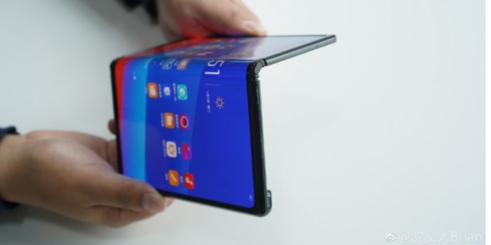 Oppo perlihatkan prototype smartphone lipat miliknya.