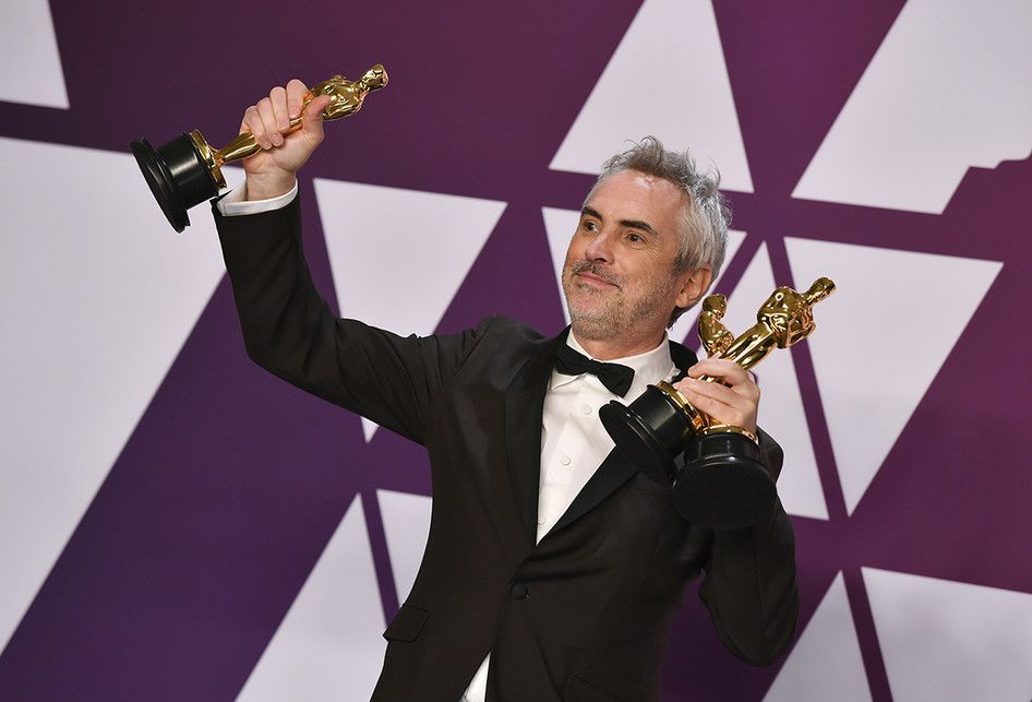 Alfonso Cuaron berpose dengan sejumlah piala untuk penghargaan Best Director, Best Foreign Language, dan Best Cinematography untuk film 'Roma' pada Academy Awards ke-91 atau Oscar 2019, di Dolby Theatre, Los Angeles, Minggu (24/2/2019) waktu AS. Sebanyak 23 nominasi diumumkan pemenangnya dalam ajang