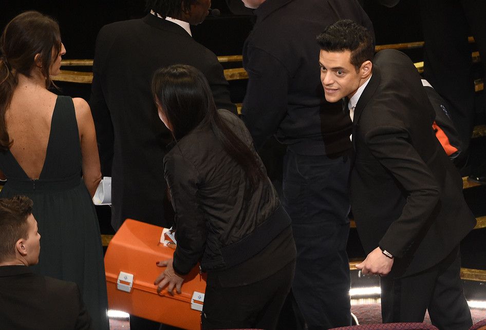 Rami Malek (kanan) penerima penghargaan Best Actor in a Leading Role berbicara dengan petugas medis setelah dirinya terjatuh pada Academy Awards ke-91 atau Oscar 2019, di Dolby Theatre, Los Angeles, Minggu (24/2/2019) waktu AS. Sebanyak 23 nominasi diumumkan pemenangnya dalam ajang penghargaan perfi