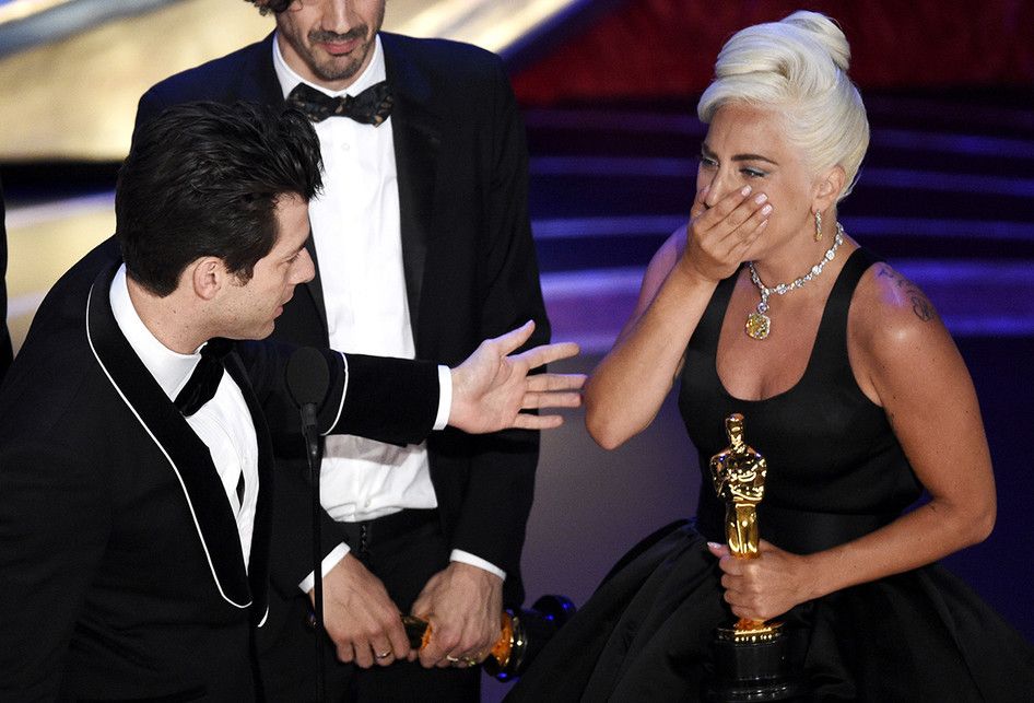 Mark Ronson, Anthony Rossomando, dan Lady Gaga meraih penghargaan Best Original Song untuk lagu 'Shallow', soundtrack film 'A Star Is Born' pada Academy Awards ke-91 atau Oscar 2019, di Dolby Theatre, Los Angeles, Minggu (24/2/2019) waktu AS. Sebanyak 23 nominasi diumumkan pemenangnya dalam ajang pe