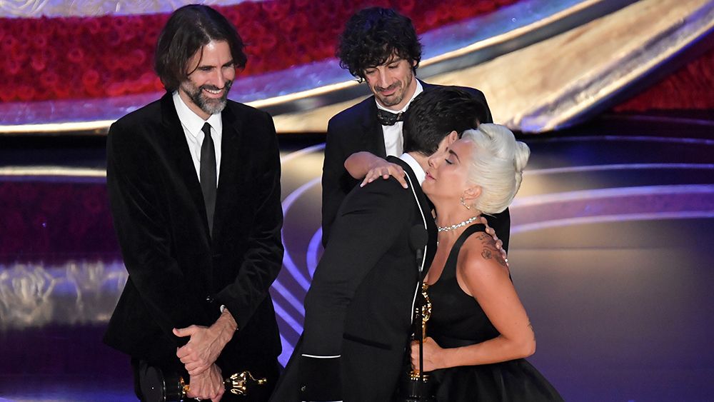 Penyerahan piala Oscar kepada Lady Gaga