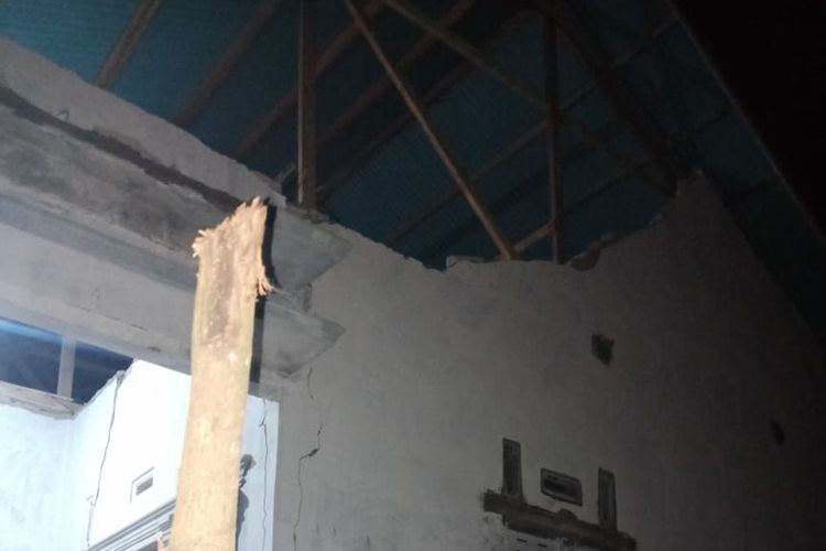 Rumah rusak akibat gempa Sumbar