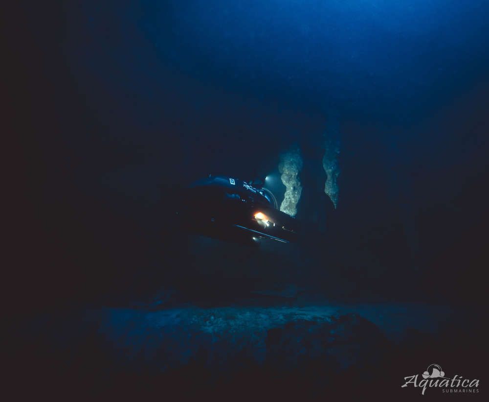Kapal selam Aquatica menjelajah di dasar laut.