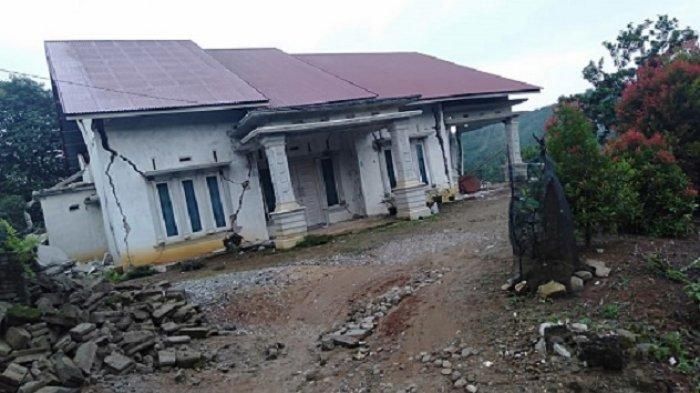 rumah rusak akibat gempa Sumbar