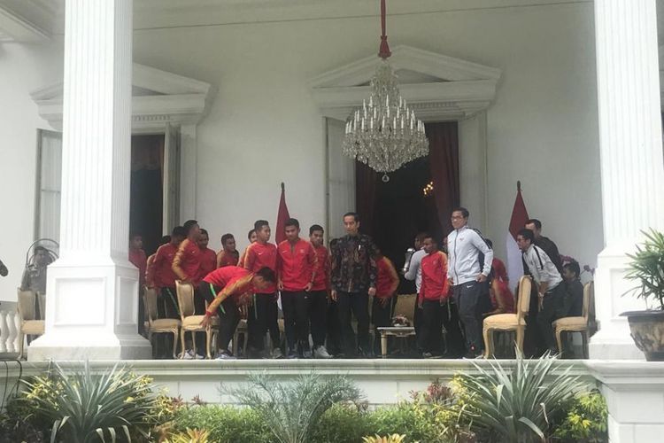 Suasana silaturahim Presiden Joko Widodo dengan Timnas U-22 di beranda Istana Merdeka Jakarta, Kamis (28/2/2019).