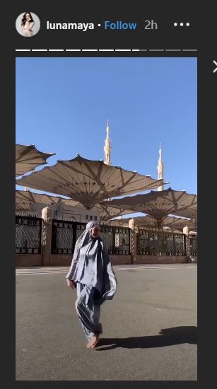 Potret kebahagiaan Luna Maya saat melakukan ibadah umroh di Mekkah