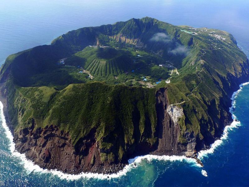 Aogashima, Laut Filipina