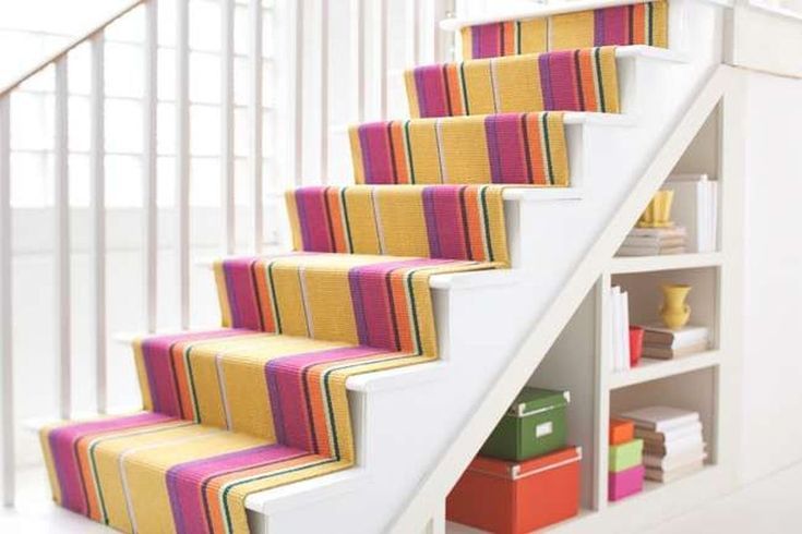 Karpet tangga memberi kenyamanan menapak sekaligus penanda pinjakan dengan motif dan warnanya.