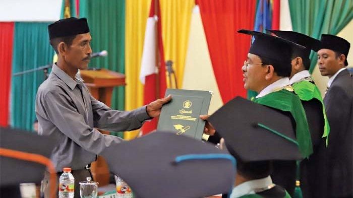 BUKHARI (kiri), ayah almarhumah Rina Muharrami saat menerima ijazah anaknya dari Rektor UIN Ar-Raniry, Prof Warul Walidin, pada wisuda lulusan universitas itu di Auditorium Prof Ali Hasjmy, Darussalam, Banda Aceh, Rabu (27/2). 