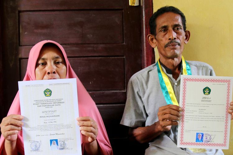 Nurbayaini (50) dan Bukhari (65), orang tua almarhumah Rina Muharami mahasiswi UIN yang diwakili ayahnya saat mengikuti Wisuda di gedung Auditorium Ali Hasyimi, UIN Ar?Raniry Banda Aceh.  