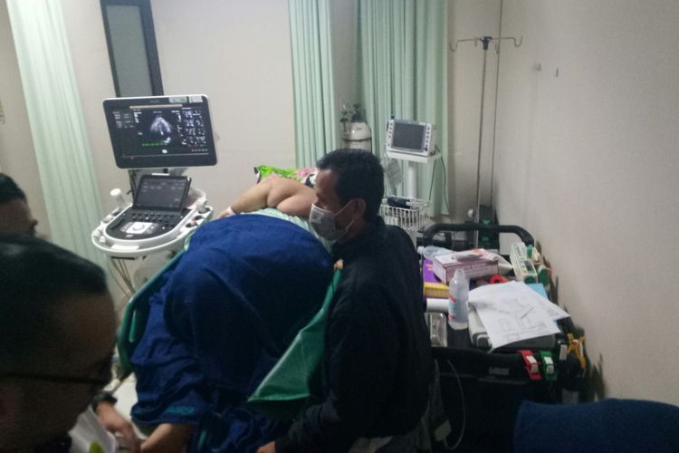 Sunarti (39) tampak terbaring miring saat tengah diperiksa petugas medis RSHS Bandung.