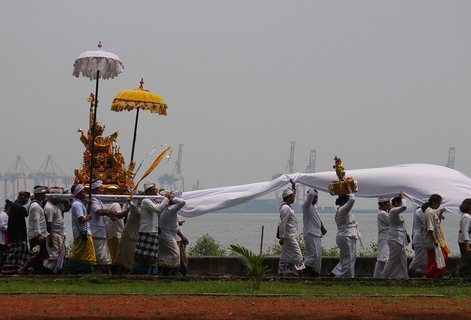 Umat Hindu mengikuti upacara Melasti di Surabaya, Jawa Timur, Minggu (3/3/2019). Upacara rangkaian Hari Raya Nyepi yang diikuti ribuan umat Hindu tersebut bertujuan untuk mensucikan diri secara lahir dan batin.