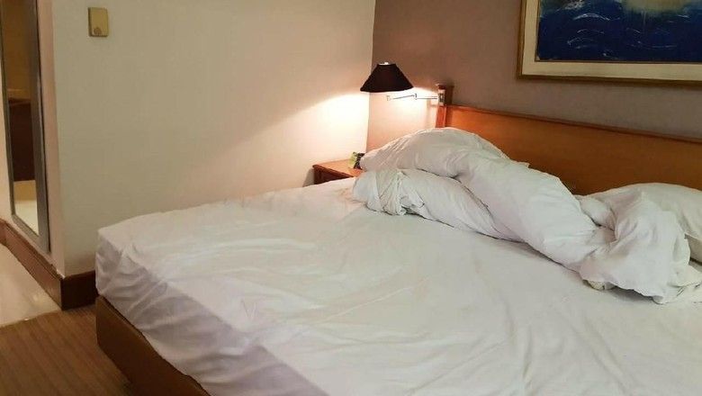 kondisi tempat tidur dalam kamar hotel