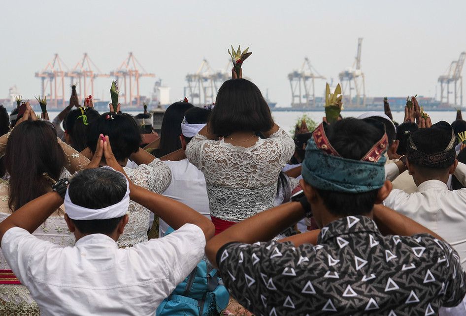 Umat Hindu mengikuti upacara Melasti di Surabaya, Jawa Timur, Minggu (3/3/2019). Upacara rangkaian Hari Raya Nyepi yang diikuti ribuan umat Hindu tersebut bertujuan untuk mensucikan diri secara lahir dan batin.