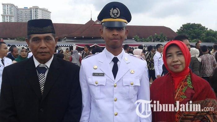 Foto Febri Dien Terial dan kedua orang tuanya Juanidi dan Endang Ganefa.  