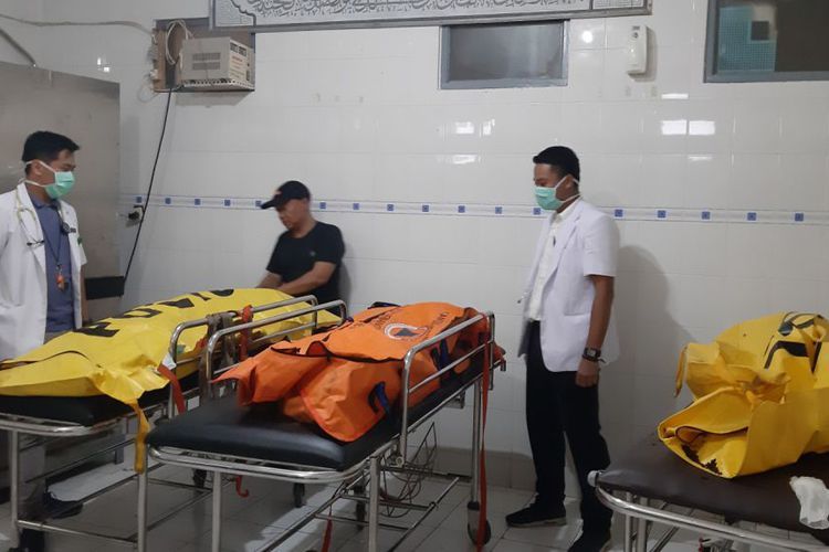 Tiga jasad pendaki Gunung Tampomas tanpa identitas dievakuasi sementara ke kamar jenazah RSUD Sumedang, Minggu (3/3/2019) sore. 