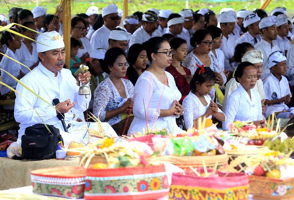 Umat Hindu melaksanakan upacara Melasti di Pantai Boom, Banyuwangi, Jawa Timur, Minggu (3/3/2019). Umat Hindu di Banyuwangi menggelar ritual Melasti menjelang Hari Raya Nyepi Tahun Caka 1941 bertema "Dengan catur brata penyepian, kita sukseskan pemilu 2019".