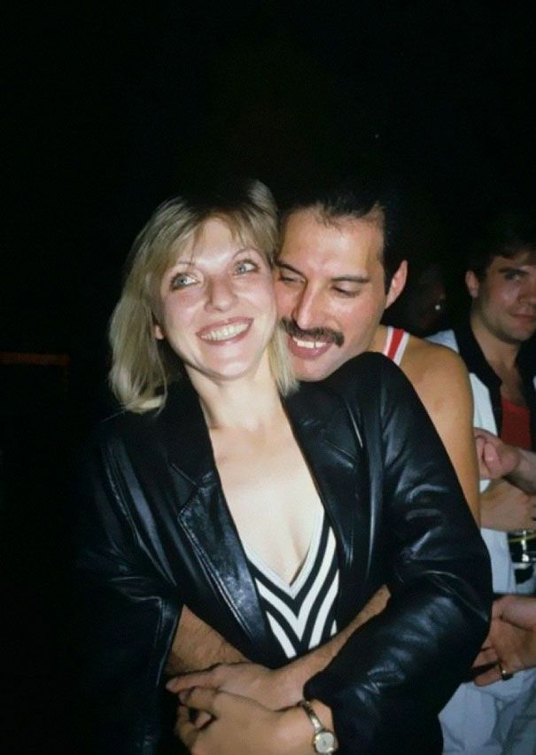 Mary dan Freddie dengan mesra.