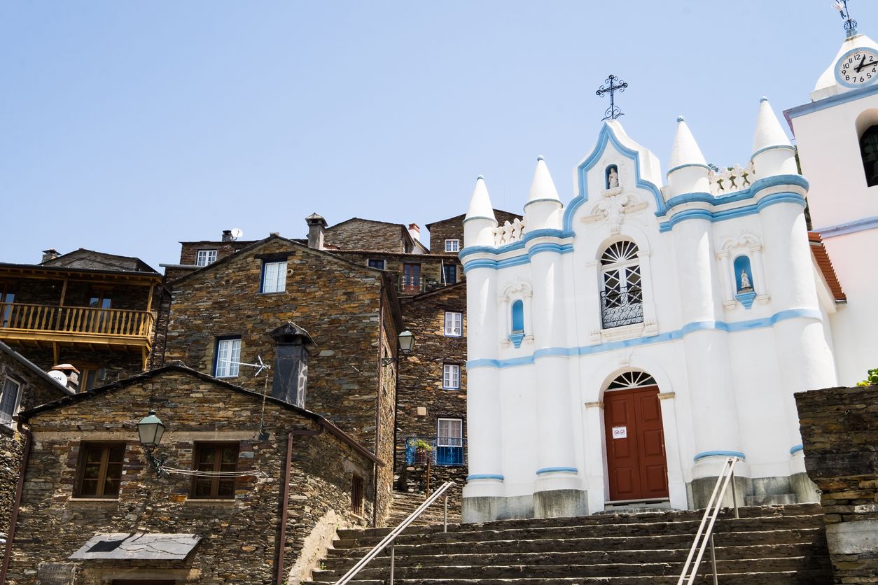 Bangunan gereja berwarna putih.