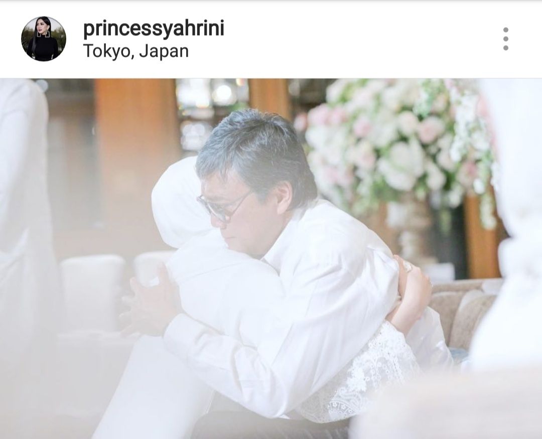 Syahrini sungkeman dengan ayah mertuanya