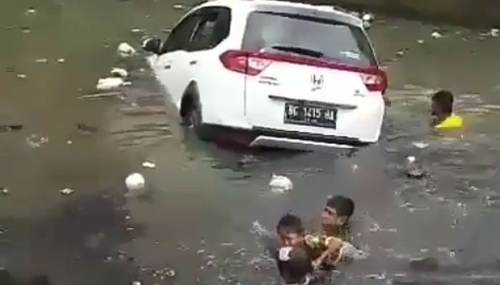 Warga berhasil selamatkan pengemudi dan anak-anak yang ada dalam Honda BR-V 