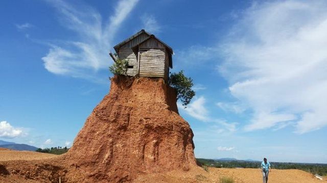 Rumah di puncak bukit, banyak angin jahat yang kencang dari 8 penjuru, yang mengakibatkan karier mendapat masalah bertubi-tubi. 