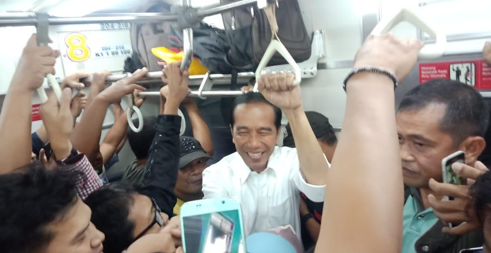 Jokowi di KRL Comuterline.