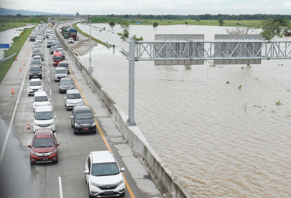 Susasana jalan tol Trans Jawa ruas Ngawi-Kertosono pada KM 603-604 yang terendam banjir di Desa Glonggong, Balerejo, Kabupaten Madiun, Jawa Timur, Kamis (7/3/2019). Luapan Sungai Madiun serta beberapa anak sungainya mengakibatkan sejumlah wilayah di Kabupaten Madiun terendam banjir, dan jalan tol ya