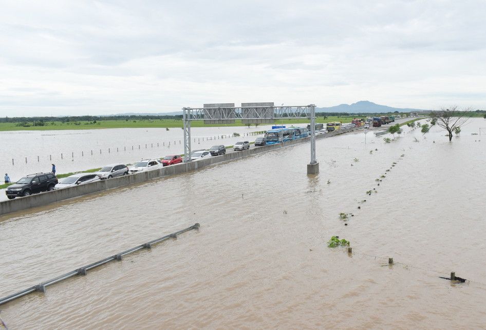 Susasana jalan tol Trans Jawa ruas Ngawi-Kertosono pada KM 603-604 yang terendam banjir di Desa Glonggong, Balerejo, Kabupaten Madiun, Jawa Timur, Kamis (7/3/2019). Luapan Sungai Madiun serta beberapa anak sungainya mengakibatkan sejumlah wilayah di Kabupaten Madiun terendam banjir, dan jalan tol ya