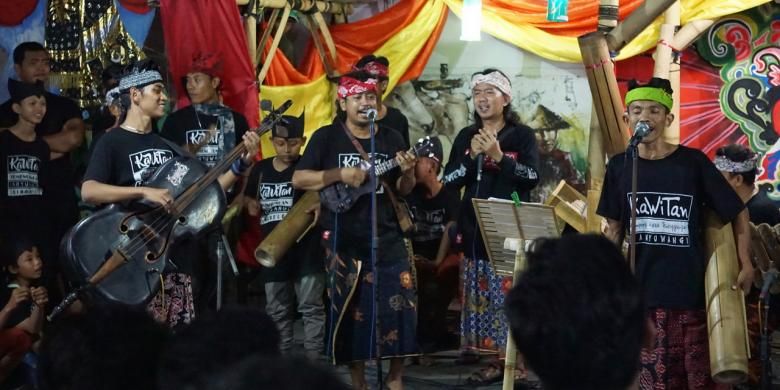 ණ Syair di atas merupakan potongan dari lagu ampar ampar pisang yang berasal dari daerah  ਲ਼ 