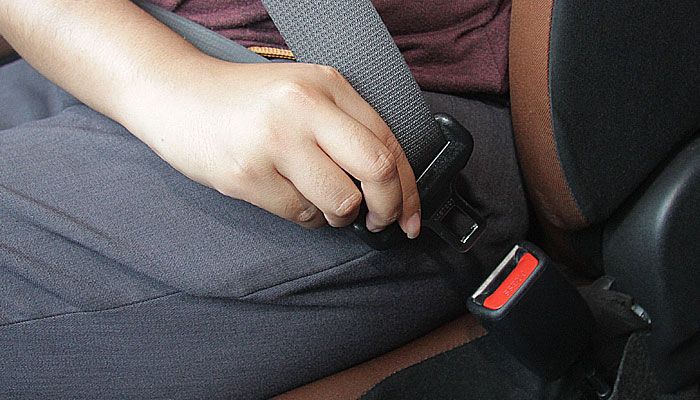 Pakai safety belt tidak hanya supir dan penumbang disampingnya saja loh 