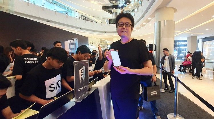 Pembeli pertama Samsung S10 menunjukkan Samsung Galaxy S10+ yang dibeli saat Consumer Launch di Central Park