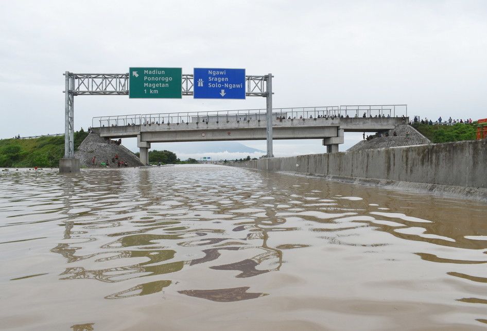 Susasana jalan tol Trans Jawa ruas Ngawi-Kertosono pada KM 603-604 yang terendam banjir di Desa Glonggong, Balerejo, Kabupaten Madiun, Jawa Timur, Kamis (7/3/2019). Luapan Sungai Madiun serta beberapa anak sungainya mengakibatkan sejumlah wilayah di Kabupaten Madiun terendam banjir, dan jalan tol ya