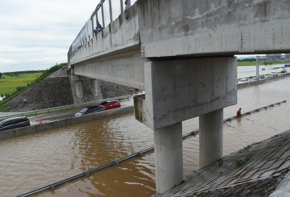 Susasana jalan tol Trans Jawa ruas Ngawi-Kertosono pada KM 603-604 yang terendam banjir di Desa Glonggong, Balerejo, Kabupaten Madiun, Jawa Timur, Kamis (7/3/2019). Luapan Sungai Madiun serta beberapa anak sungainya mengakibatkan sejumlah wilayah di Kabupaten Madiun terendam banjir, dan jalan tol ya