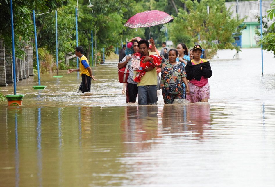 Sejumlah warga berjalan menerobos banjir untuk mengungsi di Desa Garon, Kecamatan Balerejo, Kabupaten Madiun, Jawa Timur, Kamis (7/3/2019). Luapan Sungai Madiun serta beberapa anak sungainya mengakibatkan sejumlah wilayah di Kabupaten Madiun terendam banjir sejak Rabu (6/3) sehingga ratusan warga ha