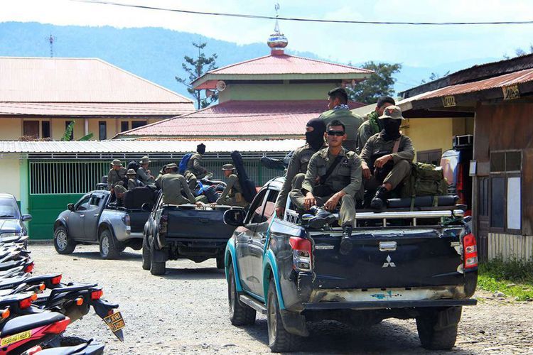 Anggota Brimob Polri menuju ke Nduga, Papua, di mana sebelumnya puluhan pekerja infrastruktur dilaporkan tewas dibantai oleh Kelompok Kriminal Bersenjata (KKB), Selasa (4/12/2018). Sebanyak 31 orang disebut tewas dibantai KKB di lokasi proyek jalan Trans Papua yang diduga terjadi pada Sabtu (1/12/20